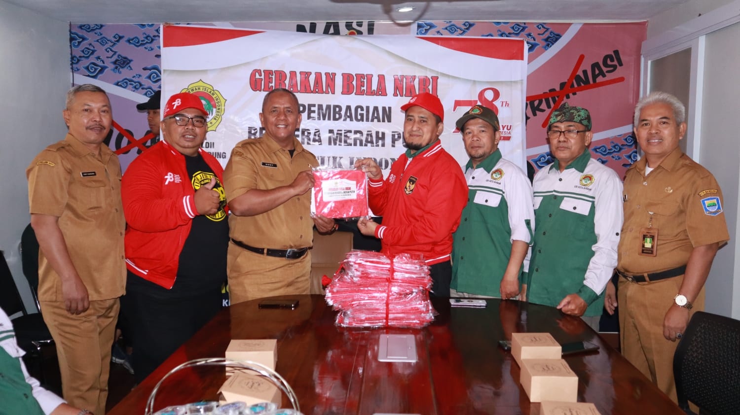 LDII Kota Bandung Bagikan Bendera guna Menebarkan Semangat Kebangsaan dan Persatuan