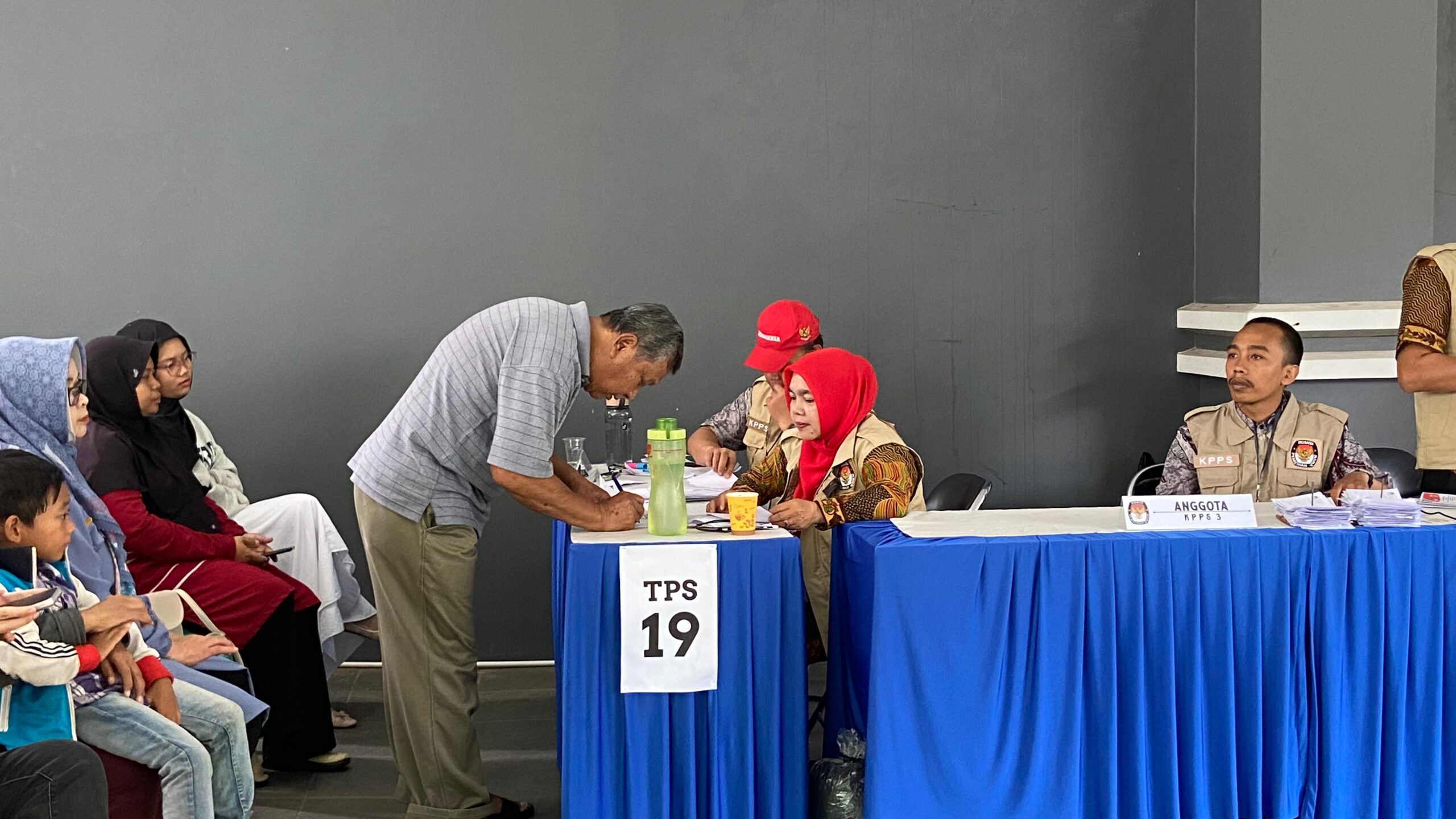 Partisipasi Warga Tinggi, Pilkada Serentak 2024 Berjalan Kondusif di Halaman Kantor Sekretariat DPD