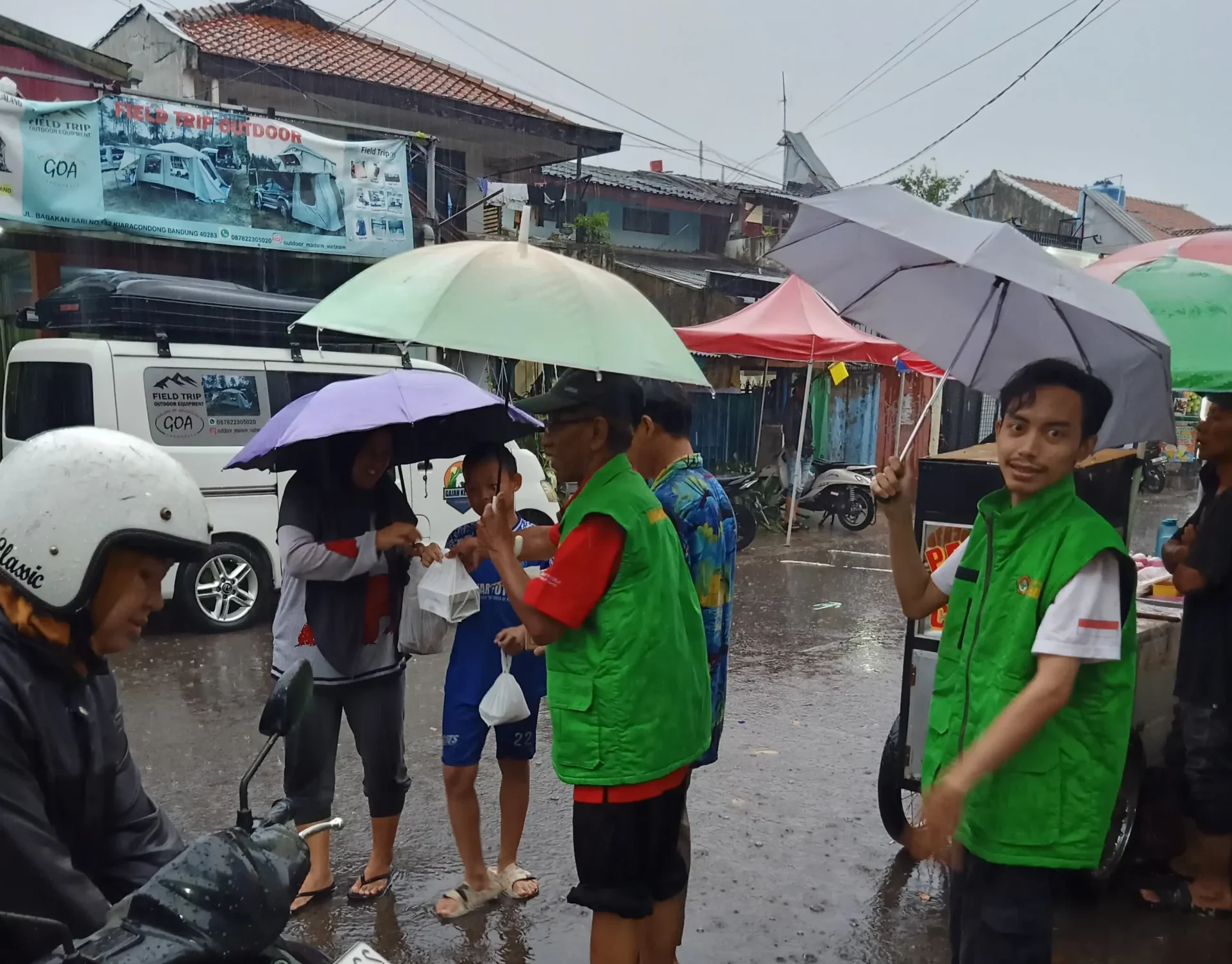 Di Tengah Hujan Deras, LDII Kota Bandung Bagikan Ribuan Takjil Gratis
